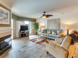 Waterfront Balcony! Condo on Lake of the Ozarks، فندق في Four Seasons