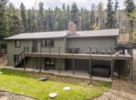 Hot Tub + Game Room: Peaceful Retreat in Evergreen, hotel en Evergreen