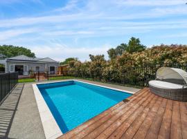 Poolside Villa on Dublin - Martinborough Retreat, hotel in Martinborough