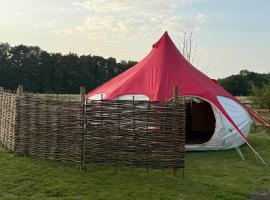 Under the North Star Luxury Lotus Bell with Hot Tub, hotel in Christon Bank