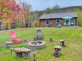 High Peak Heaven Cozy Log Cabin on 1 Acre!, casa de campo em Windham