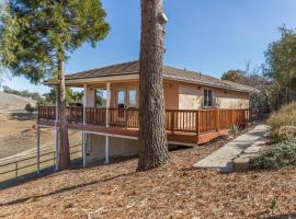 Serendipity Retreat - Dogs Welcome Farm Tours and Private Yoga Sessions, hotel v destinaci Atascadero