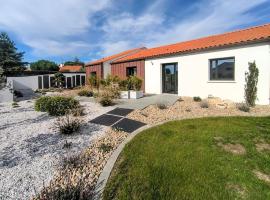 2 Bedroom Amazing Home In Talmont Saint Hilaire, hotel i Talmont