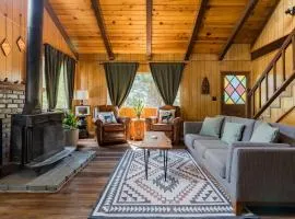 Hidden Pines Cabin - Nearby Snow & Play