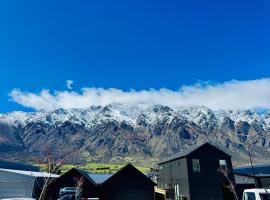 Hiking Golf Skiing Lake Remarkables 7 Min Airport, hotel v destinaci Queenstown