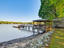 Private Dock and Beach! Lake Norman Cottage Hideaway, hotel in Mooresville