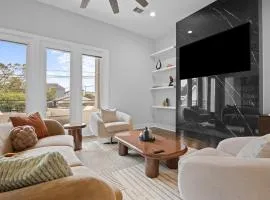 Spacious Sleek Modern Art Deco Gem in Downtown HTX