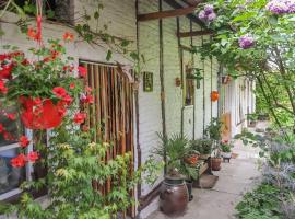 Gîte spacieux et écologique avec jardin et animaux acceptés à Steenvoorde - FR-1-510-236, hotel i Steenvoorde