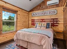 Hill Country Cabin - Cozy Rustic Getaway