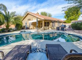 Luxe Desert-Chic 3BR with Heated Pool, Spa, and Grill, хотел в Меса