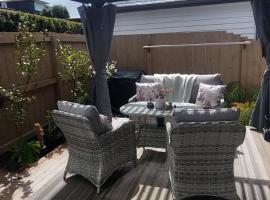 Nature Escape Studio Near Orewa Beach, guest house in Silverdale