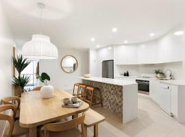 Lush Little Cove, Steps to Hastings St, Main Beach, hotel in Noosa Heads