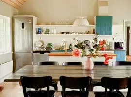 Charmig Kustgård Med Yogastudio Och Bäckar