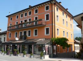 Al Cavallino Rosso，Mel的有停車位的飯店