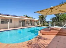 Relaxing 4BR Robina Escape with Parking & Pool