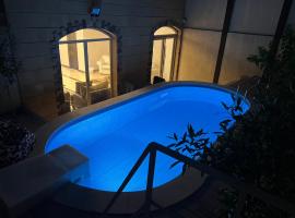 luxury dublex with private swimming pool, hotel con pileta en Obour
