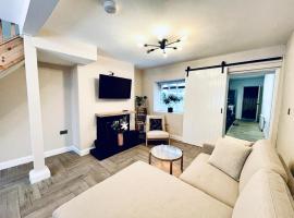 Modern two bedroom home in the heart of Dundalk, hotel di Dundalk