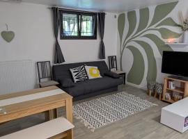 Dépendance demi-sol proche Disneyland & Vallée Village outlet, отель в городе Pommeuse