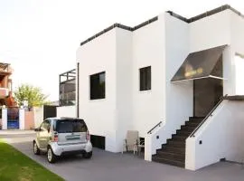 White & Black Aegina - Private Garden & Parking