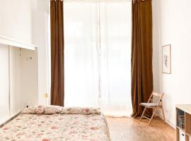 Sunny Renovated Ground-Floor Apartment in Neukölln, hotel in Berlin