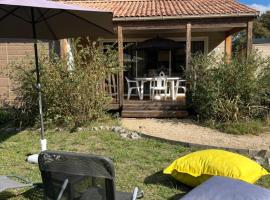 CHALET 10 chaleureux tout confort dans domaine avec Piscine au cœur des Landes bord de Lac avec plage aménagée, Hotel in Labouheyre