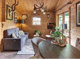 Rustieke Finse Retreat met Houtkachel en Bar, Aan Bos en Strand!，位于许尔斯霍斯特的酒店