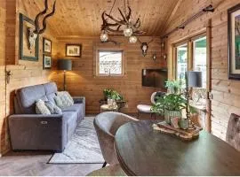 Rustieke Finse Retreat met Houtkachel en Bar, Aan Bos en Strand!