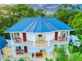 Hellens Riverside Villa Luxury Garden Room, hotel in Msaranga