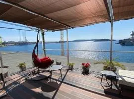Artist loft, romantic seaview retreat FREE parking