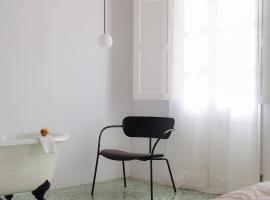 Fragile Boutique Hotel, хотел в Ситадела