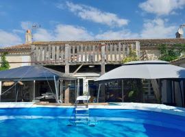 Ancien Corps de Ferme à la Campagne, hotel in La Grève-sur-Mignon