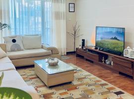 Cozykeyz 2BHK apartment with balconies near swayambhu, hotel en Katmandu International
