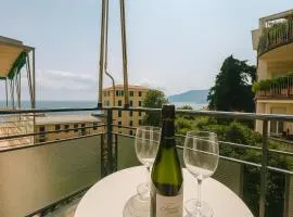 WELCOME RIVIERA Primavera 1A Vista mare- spazioso e comodo appartamento-2 bagni-wifi-aria condizionata in ogni stanza-garage a pagamento 15 euro al giorno