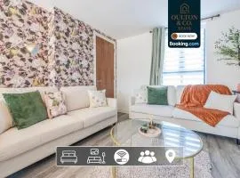 Luxury Retreat For 10 - Short Lets & Serviced Accommodation Manchester With Hot Tub and Spacious Garden