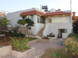 Spacious Villa near Ma'in Hot Springs & Mount Nebo, hotel v destinaci Umm Juraysāt