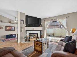 Tempe Oasis with Fire Pit & BBQ Lounge home، فندق في تيمبي