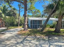 Dolphin Updated Cottage On River - 1 Mile to Beach Kitchen Washer Dryer