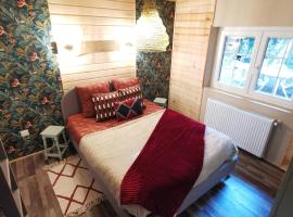 Chalet - gîte avec étang、Deneuvreのホテル