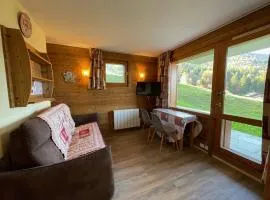 Appart 4 pers, accès direct pistes, terrasse, 50m remontées - FR-1-356-426