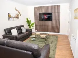 4 Bed Contractor House Free Parking Heathrow