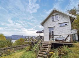 Beach Front Home In Vaksdal With House Sea View, hotel en Stavenesli