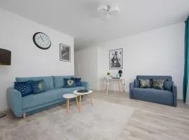 Blue Apartment in Warsaw with Desk for Remote Work and Parking by Noclegi Renters