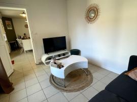 Charming house with terrace, hotel in Laval