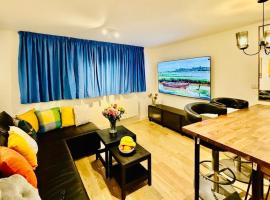 Central Apartment with 75inch TV Netflix, hotel in Andover