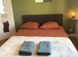 Charming house with terrace, hotel in Laval