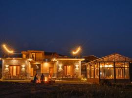 The Winter Courtyard by AVVAs Stays, lodge in Bīr