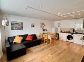 Modern Apartment overlooking Andover High Street