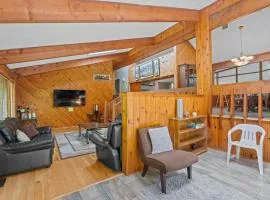 Beautiful Cottage w Indoor Pool, Sauna, Pool Table
