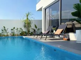 Chiang Mai City Center Luxury Pool Villa 4 Bedrooms 5 Bathrooms, Close to Chang Klan Road Business District, Chiang Mai Inner Ring, 5-Star Luxury Pool Holiday Villa
