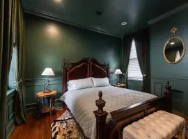 5 New Orleans Themed Units in FQ with Pool